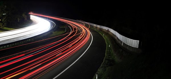 Wie kann man die Belichtung in einem tiefen Grundriss optimieren, um den Wohnkomfort zu erhöhen?