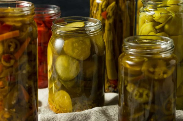 Welche Schritte sind nötig für hausgemachte saure Gurken mit Dill und Knoblauch?